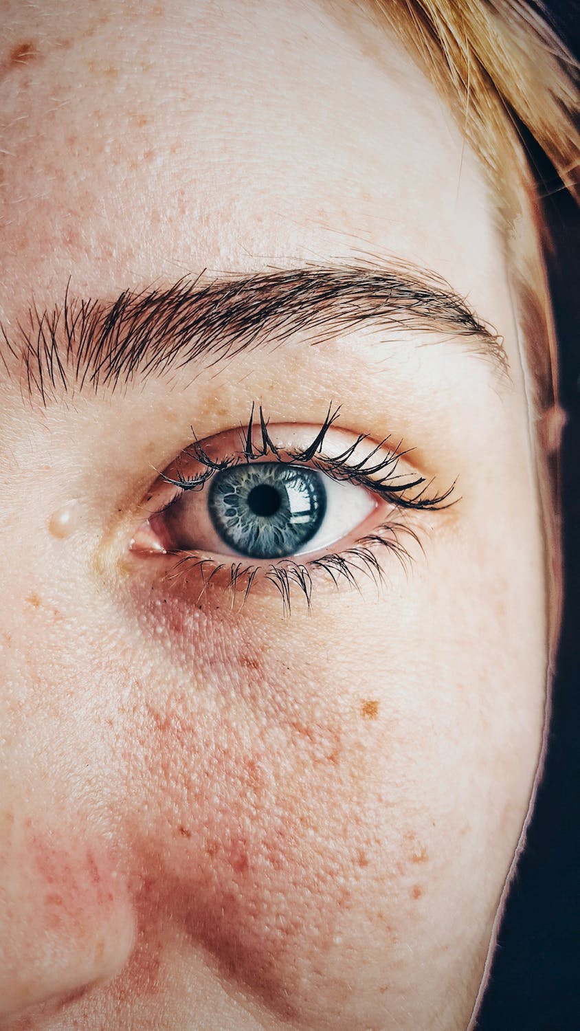 LÈVE LES YEUX !